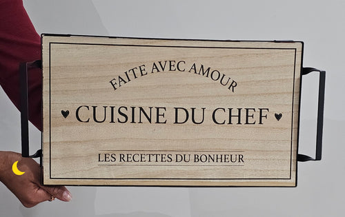 photo of wooden tray, engraved with the heartfelt phrase: FAITE AVEC AMOUR – CUISINE DU CHEF – LES RECETTES DU BONHEUR